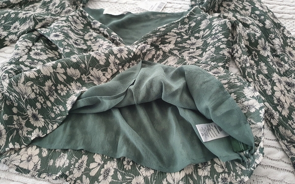 Womans Astr The Label womans Blouse V-Neck Off Shoulder Green Floral M Medium - Picture 6 of 7